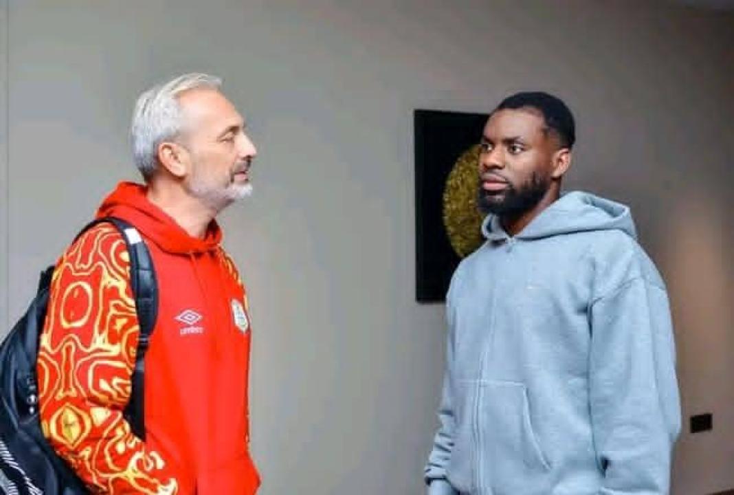 Le sélectionneur national Sébastien Desabre et l'attaquant Afimico Pululu.