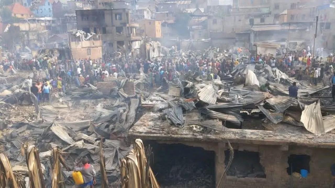 Les débris des habitations détruites par l’incendie survenu dans le quartier Nyalukemba, à Bukavu.