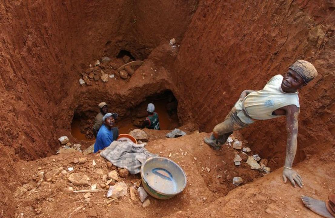 Quelques miniers artisanaux en plein travail dans une mine à ciel ouvert en RDC