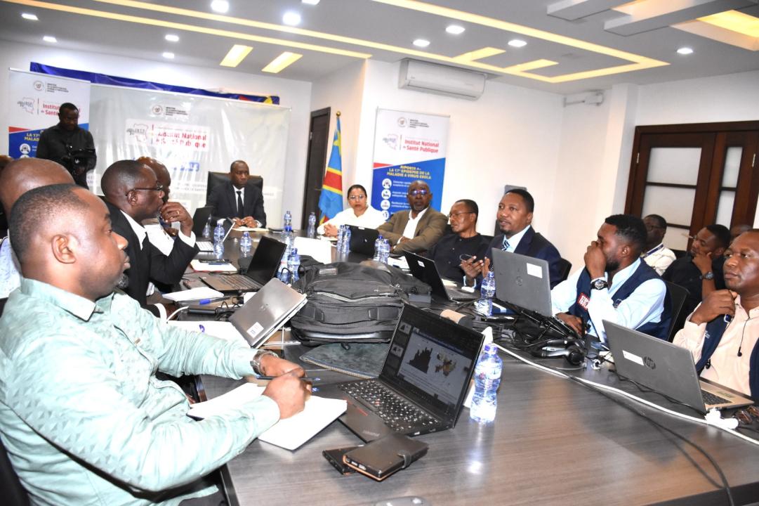 Le DG de l’INSP, Dr Dieudonné Mwamba Kazadi, entouré des experts et des différentes parties prenantes engagées dans la lutte contre le choléra en RDC, lors d’une réunion de coordination sur la situation épidémiologique.