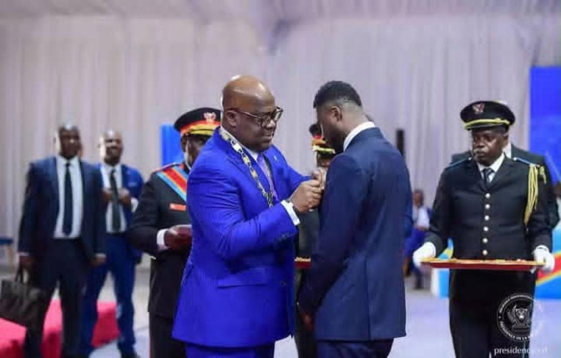 Chancel Mbemba recevant son insigne d'honneur du Léopard par le chef de l'État Félix-Antoine Tshisekedi Tshilombo, à la Cité de l'OUA