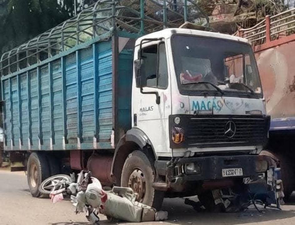 Un camion a percuté deux motos et fait un mort et deux blessés graves à Matadi