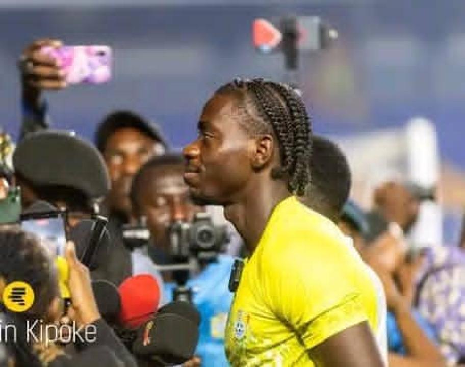 Axel Tuanzebe devant la presse. [Photo crédit ACP]