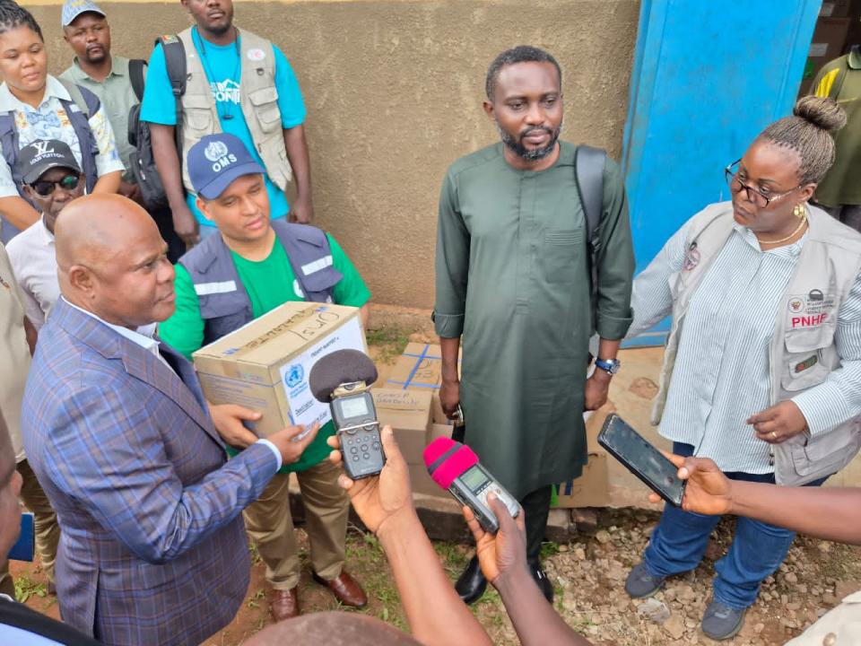 En veste, le Gouverneur de province. À sa gauche, le chargé des opérations des programmes d’urgence de l’OMS-RDC. En tenue safari, le consultant expert de l’OMS-AFRO, et la dame en gilet, la directrice du PNHF.