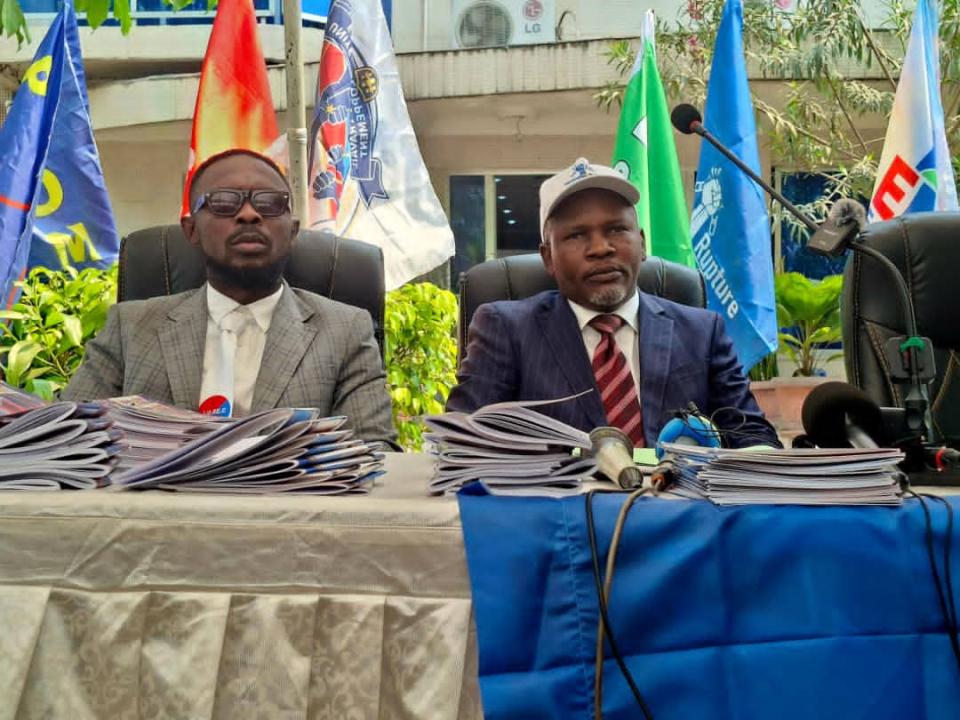 Alain Bolodjwa aux côtés d’Owen Bosenge lors de la conférence de presse sur la sensibilisation à la Constitution.