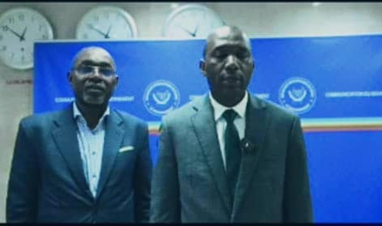 Le DG de l’INSP, Dr Dieudonné Mamba Kazadi, à droite, aux côtés du coordonnateur du COUSP, le professeur Christian Ngandu, au sortir de leur réunion avec le ministre de la Santé.
