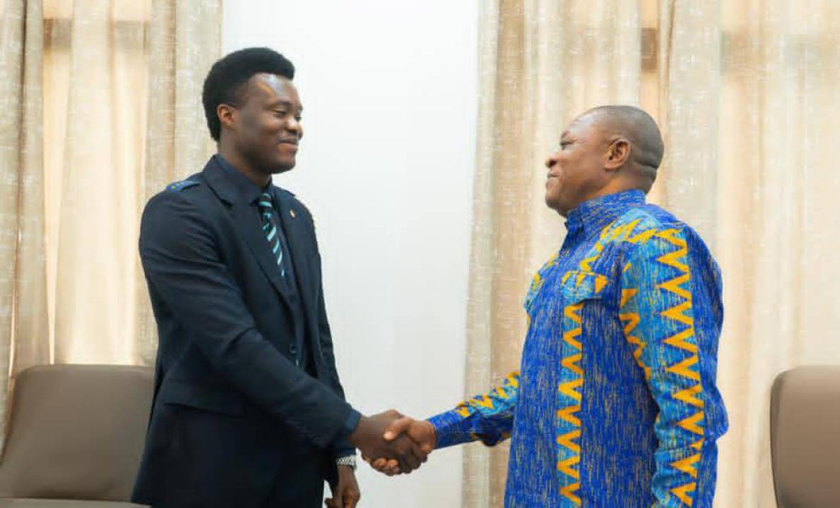 Une poignée de mains entre le nouveau président sportif de V.club, Sylvestre Makambo et François  Théodore Tshilumba wa Kabeya, Conseiller principal du chef de l’État au Collège Éducation, Recherche scientifique, Culture, Arts, Sports et Religions.