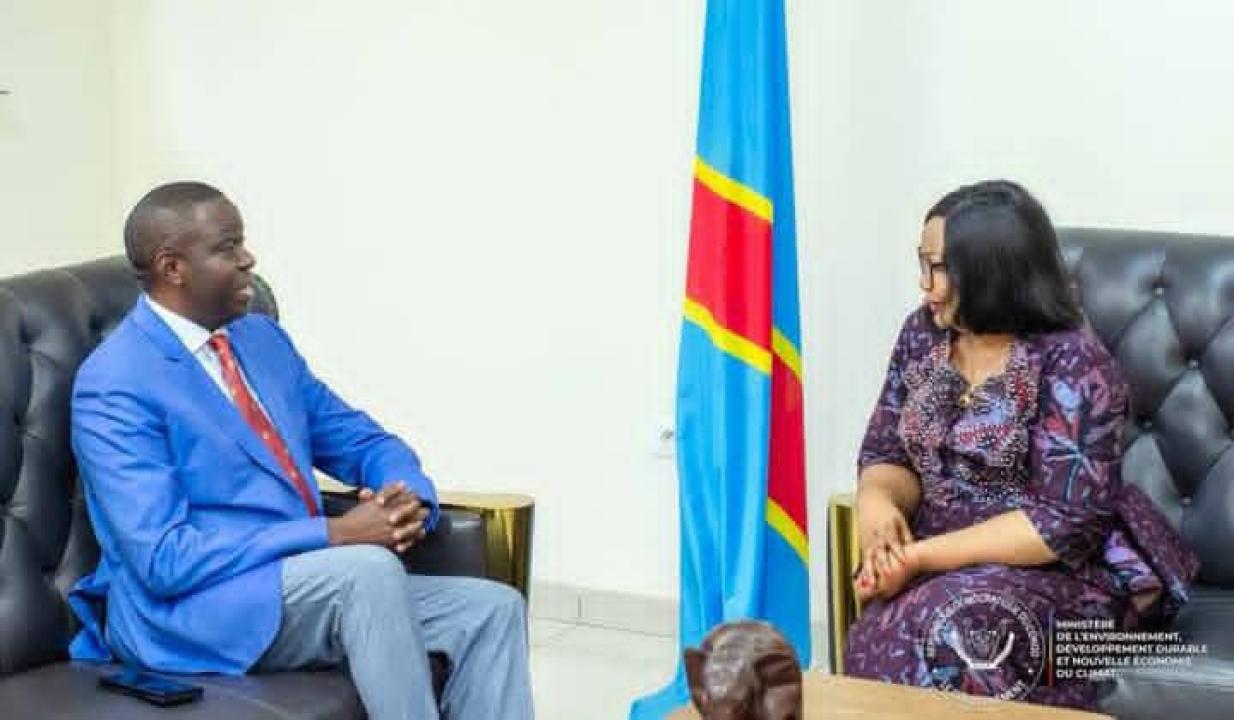 La ministre de l’Environnement, Développement durable et Nouvelle Économie du Climat,  Marie Nyange Ndambo et André Wameso, gouverneur de la Banque Centrale du Congo