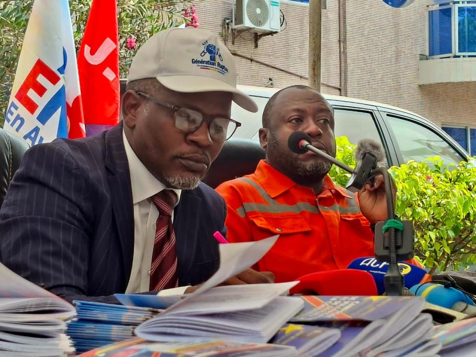 Alain Bolodjwa, président de la Génération Rupture, aux côtés d’Ados Ndombasi, lors du lancement de la campagne de vulgarisation et de défense de la Constitution.