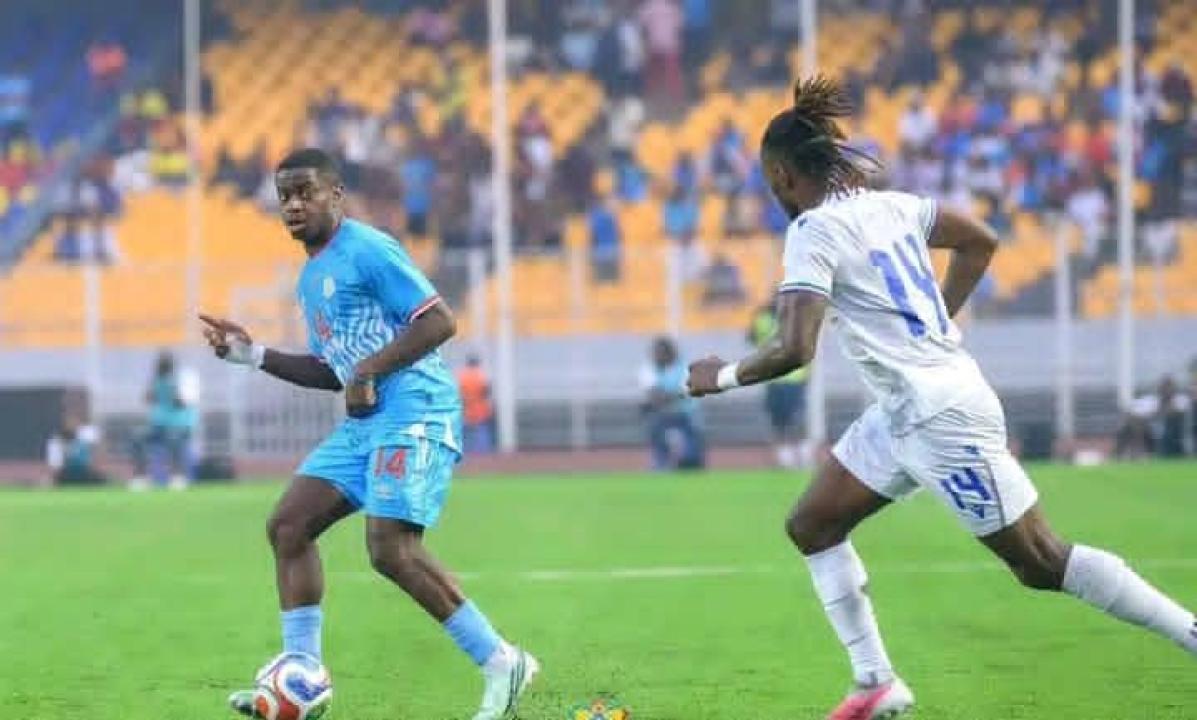Le milieu du terrain congolais Noah Sadiki, et un joueur équato-guinéen.