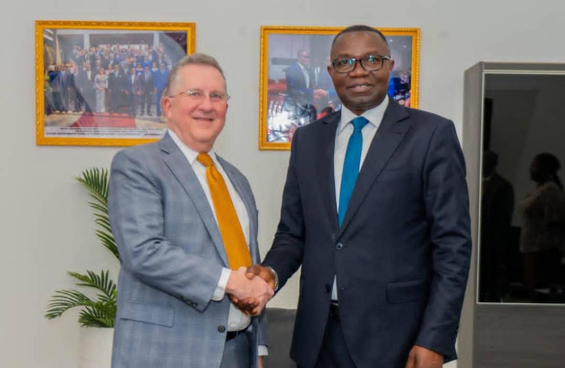 Le ministre du Commerce extérieur, Julien Paluku Kahongya et  Richard Nicholson, envoyé de l’ambassade des États-Unis à Kinshasa après leur entretien, ce jeudi 24 septembre 2026