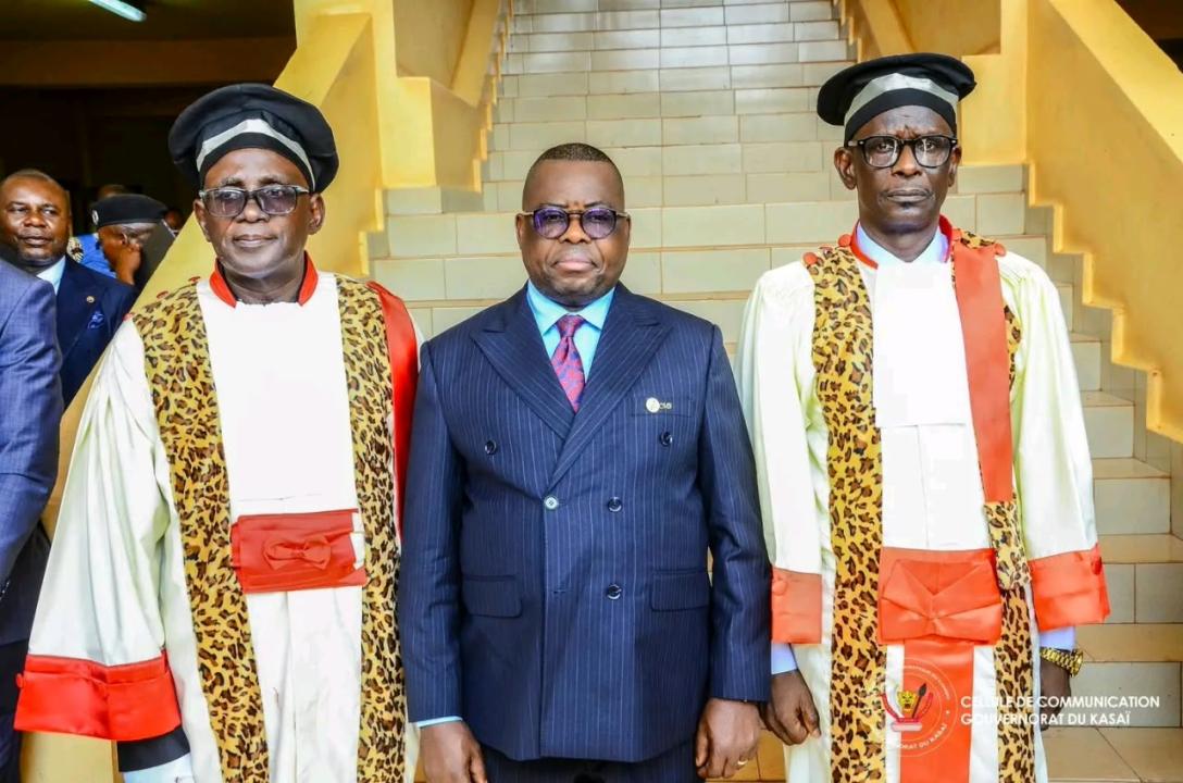 Crispin Mukendi Bukasa, Flory Botamba et Damien Kambale, respectivement, Gouverneur du Kasaï, Premier Président de la Cour d'Appel et Procureur Général près cette juridiction lors de la cérémonie solennelle de prestation de serment