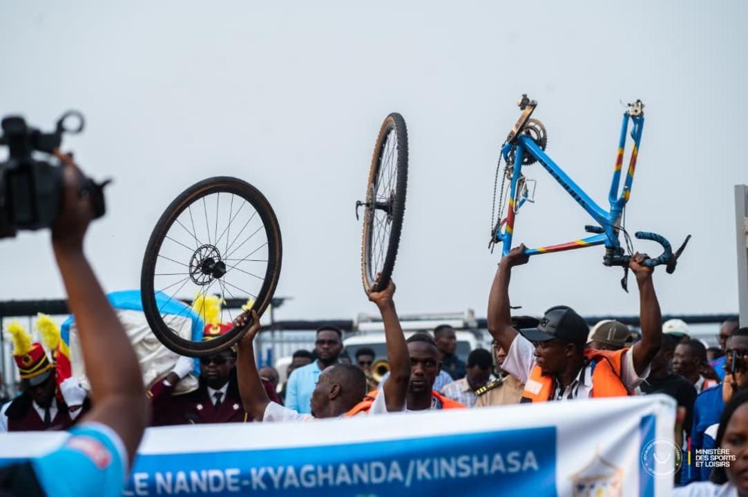 Les cyclistes rendent hommage à Miguel Masaïsaï après le rapatriement de son corps à Kinshasa