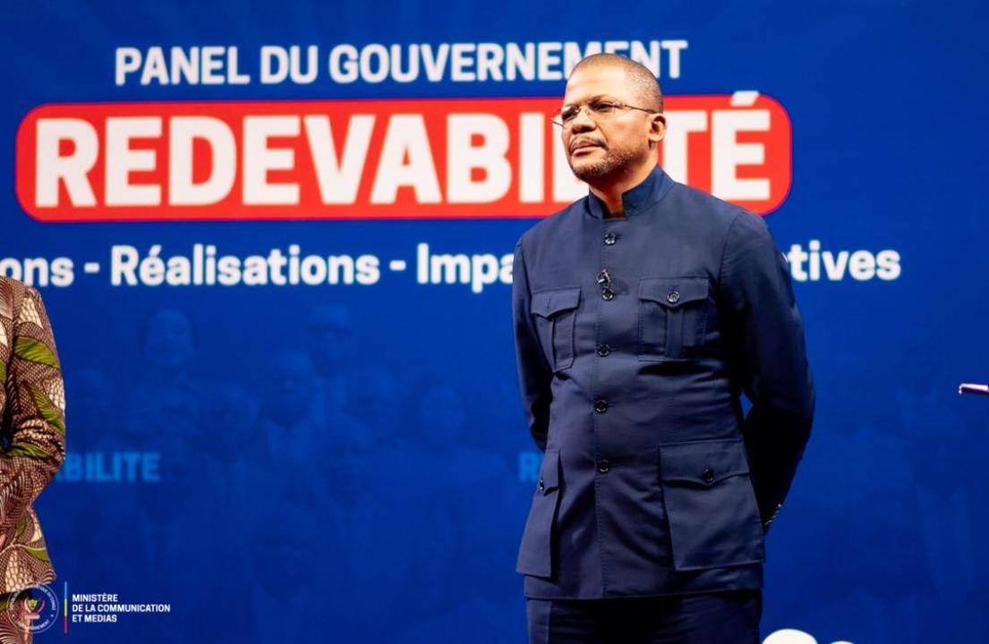 Didier Budimbu répondant aux questions des journalistes lors de la rencontre consacrée au bilan de la première année du Gouvernement Suminwa II.