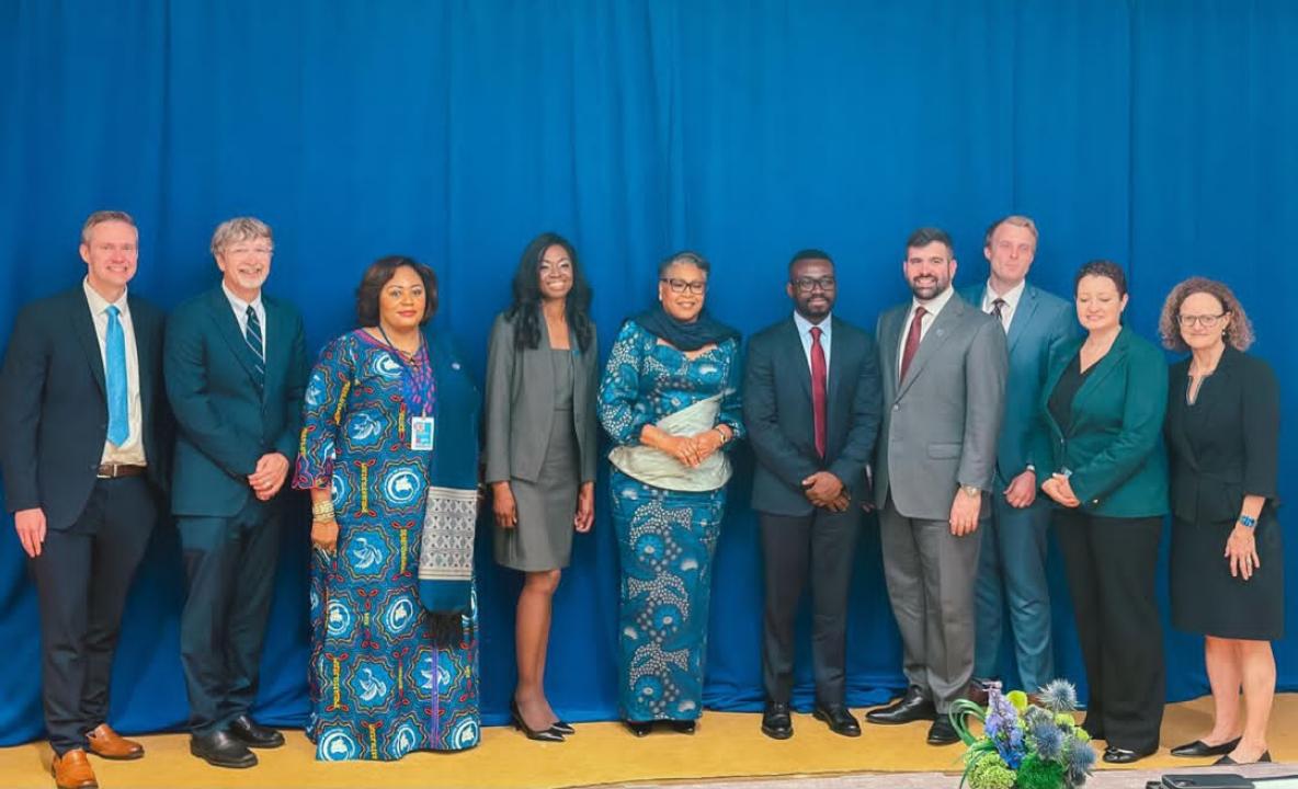 La Première ministre Judith Suminwa Tuluka entourée des responsables du CDC après leurs échanges à New York.