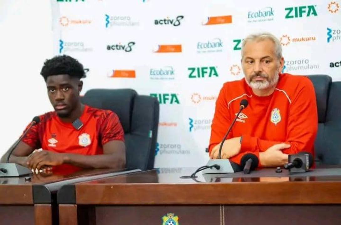 Sébastien Desabre et Nathanaël Mbuku en conférence d'avant-match à Harare.