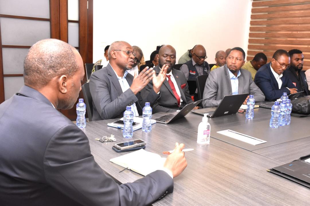 Le directeur général de l’INSP, Dr Dieudonné Mwamba Kazadi, entouré d’experts et de partenaires lors de la réunion de coordination stratégique consacrée à la situation épidémiologique en RDC