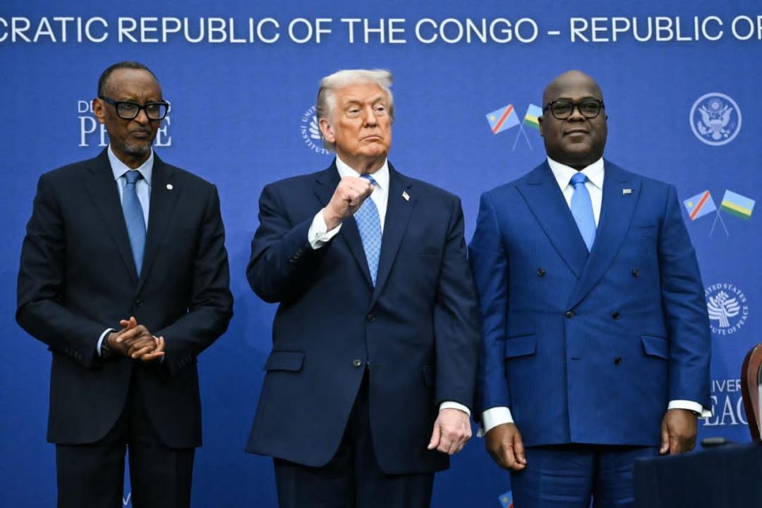 Au milieu, le président américain Donald Trump, le président Félix Tshisekedi à droite et le président Paul Kagame à gauche