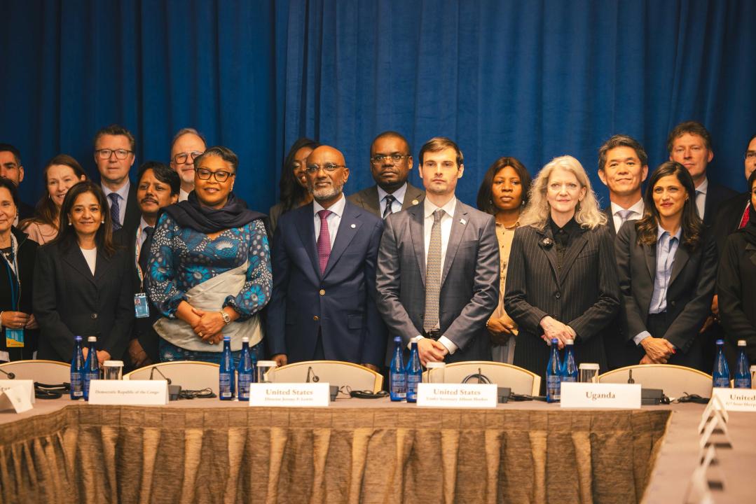 La Première ministre Judith Suminwa Tuluka entourée des membres du G21 et de leurs partenaires, en marge de la réunion consacrée à la riposte contre Ebola à New York.