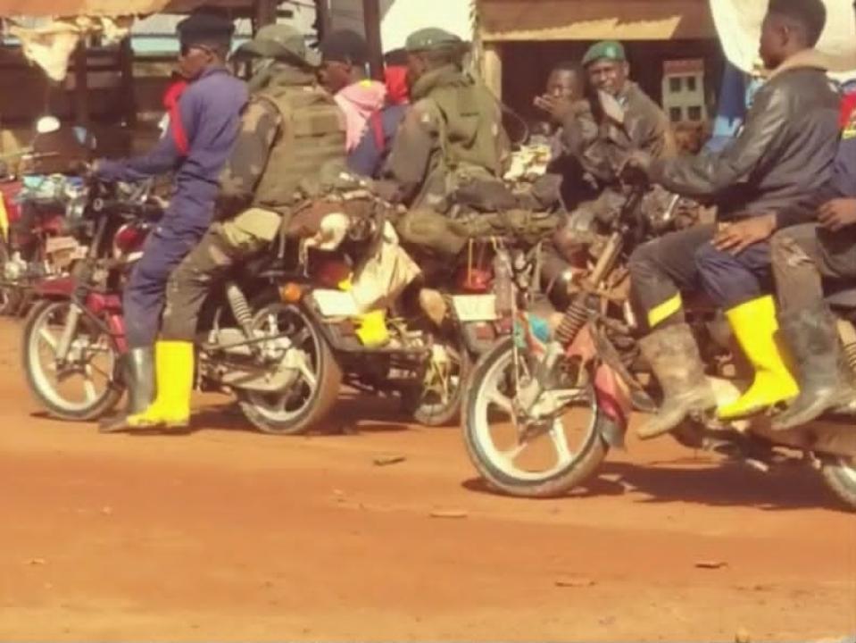 Les militaires et policiers à l’entrée du foyer minier Séminaire, à Gaya, dans le territoire de Bondo