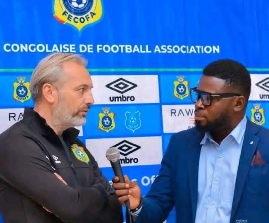 Le sélectionneur de la RDC Sébastien Desabre, et le journaliste Billy Kinkela lors d'une intervention.