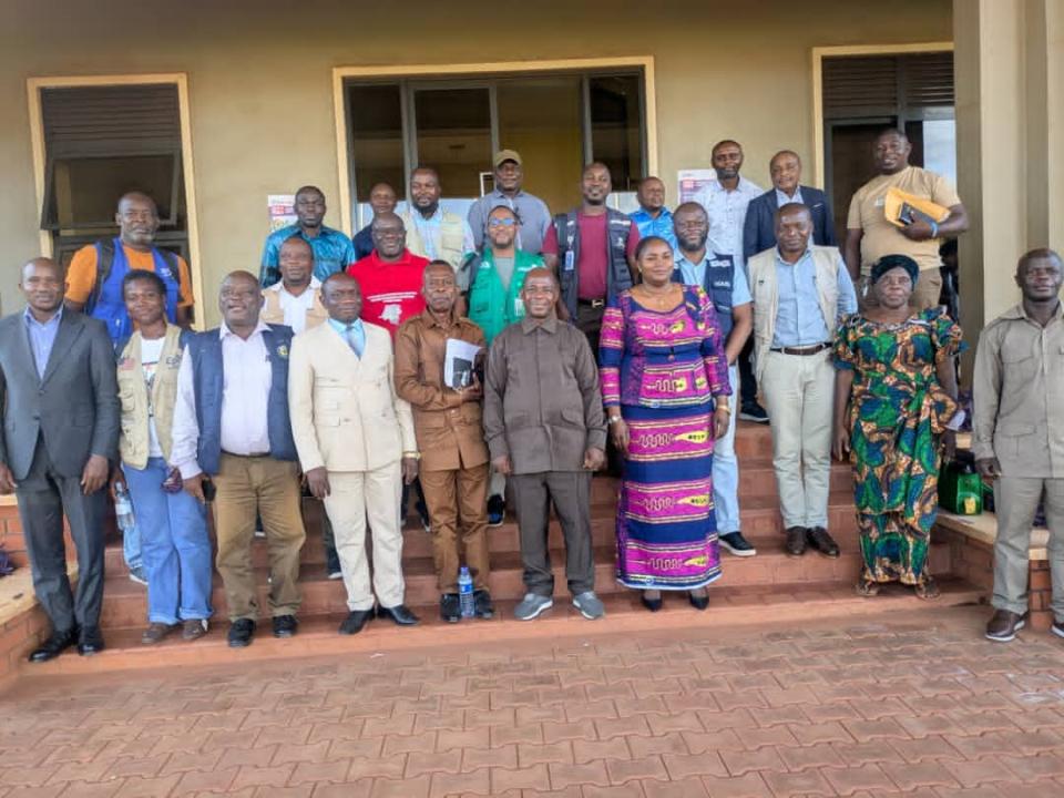 Le Directeur du PNCPS, Raoul Kamanda Mangamfu, entouré des autorités provinciales, des partenaires et des autres parties prenantes engagés dans la riposte contre Ebola au Haut-Uélé