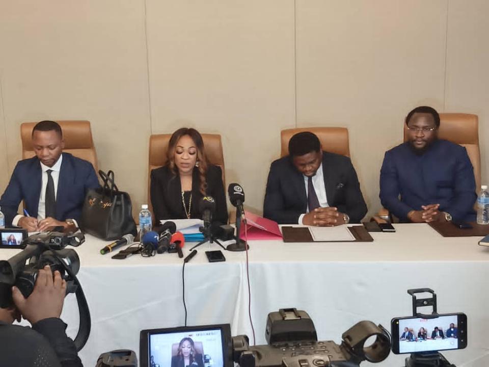 Maître Dorothée Madiya entourée des autres avocats-conseils de Fally Ipupa.