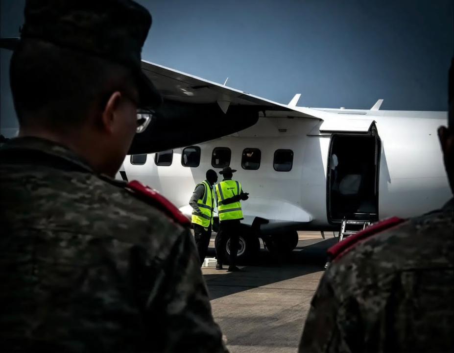 De gauche à droite : L’auditeur général des FARDC, Général Lucien-René Likulia et le Général Joseph Mutombo Katalay, 1er Président de la Haute cour militaire, s’approchent de l’avion devant les ramener à Kinshasa