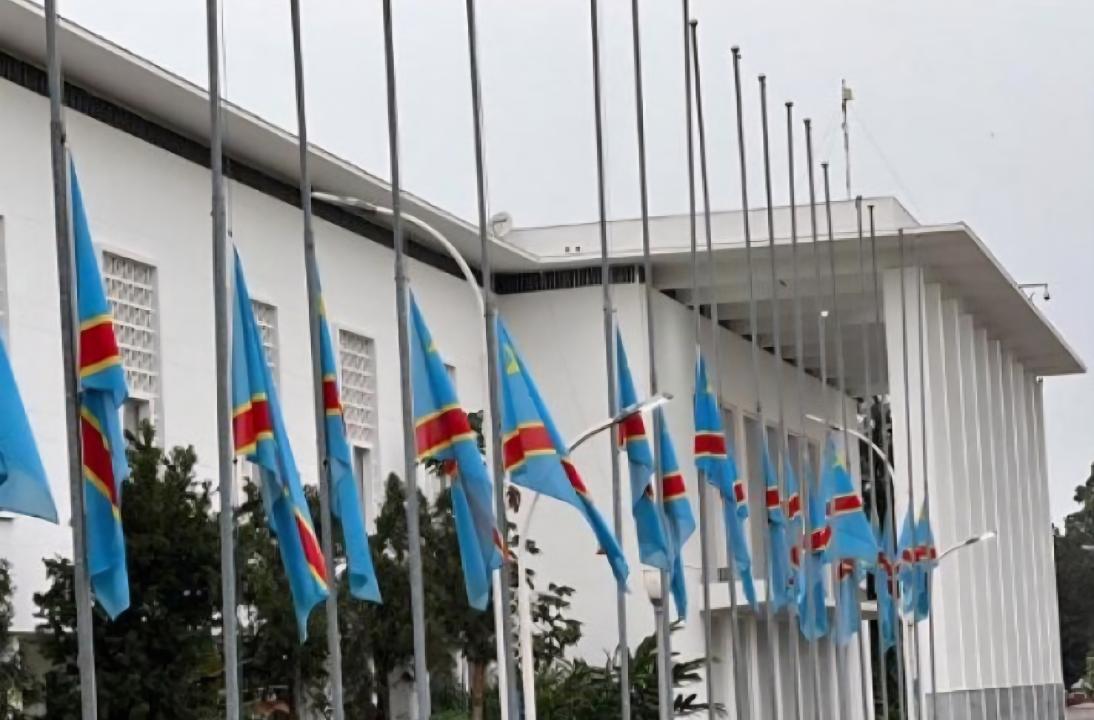 Des drapeaux de la République démocratique du Congo en berne lors d’une période de deuil national.