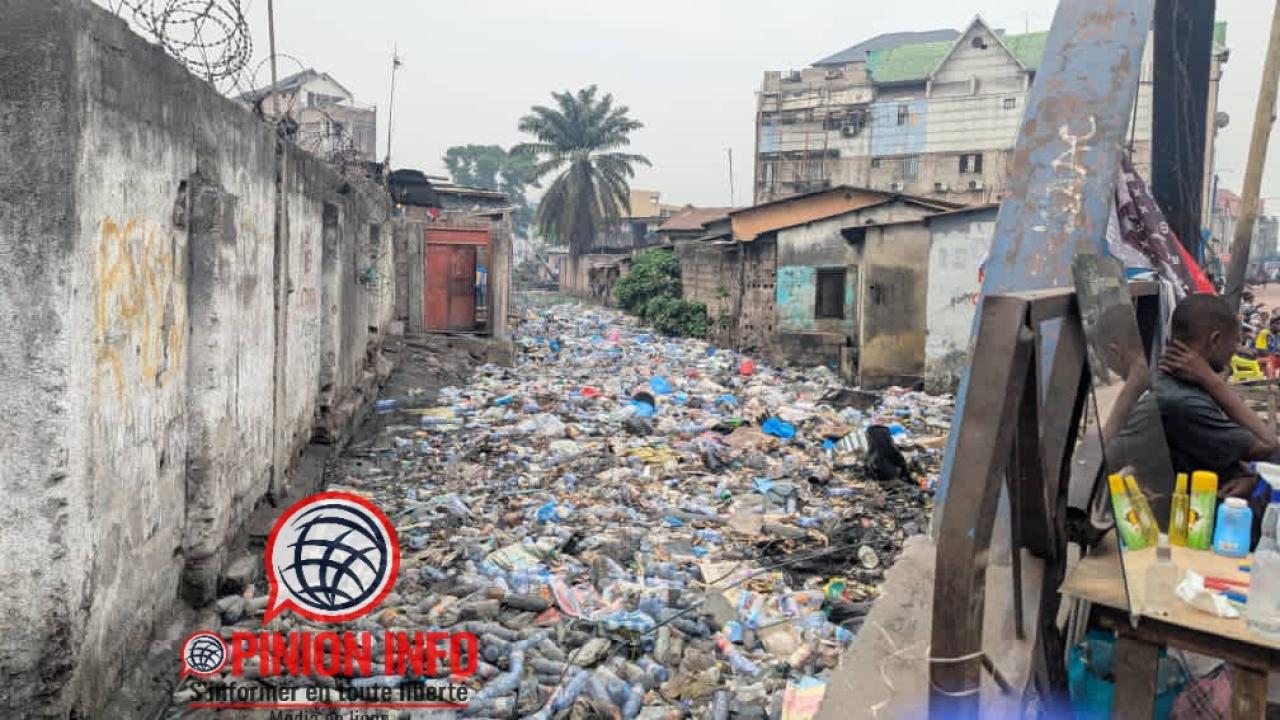 Accumulation des déchets,  des eaux usées et constructions anarchiques au sein de la rivière Bichakuchaku