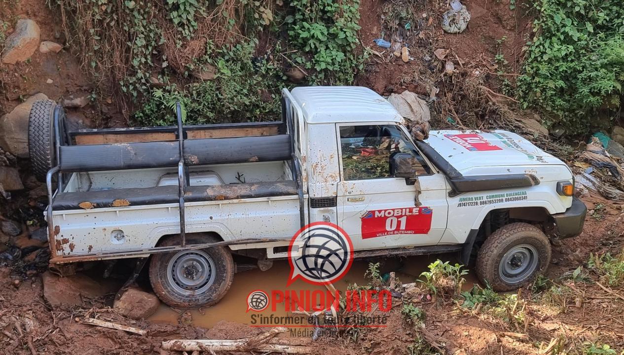 Une jeep de la Police finit dans la rivière Mowavaghendi, dans la ville de Butembo
