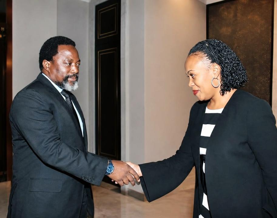 Poignée de mains entre Joseph Kabila et son ancienne acolyte Marie-Ange Mushobekwa