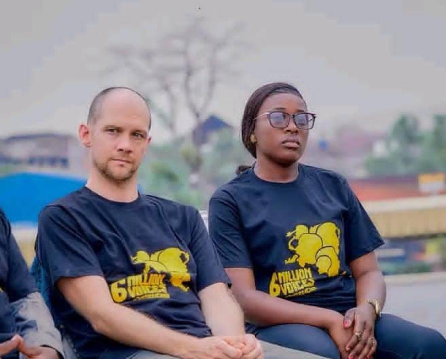 Un membre de l'Amnesty international Belgique, et celle de la société civile congolaise à l'échangeur de Limete.