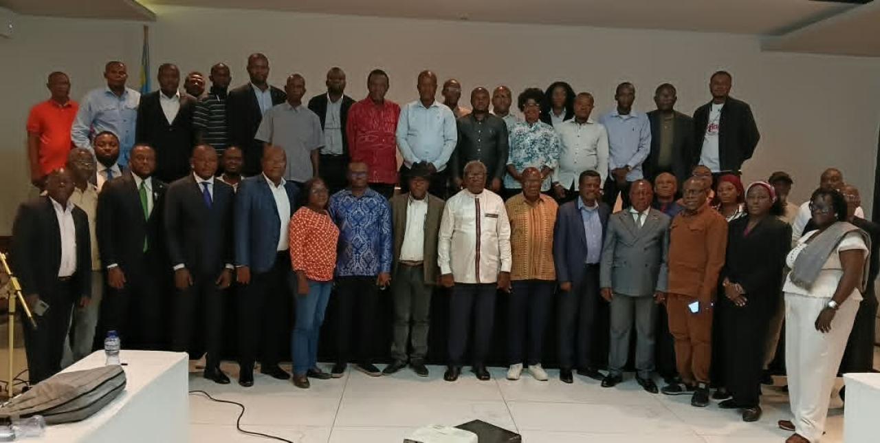 Les participants à la réunion posent pour une photo de famille à l’issue des travaux.