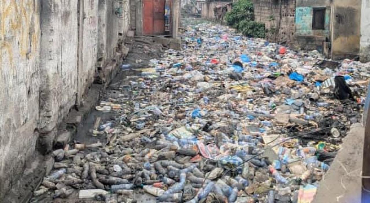 Vue d’une rivière obstruée par des déchets et des matières plastiques.