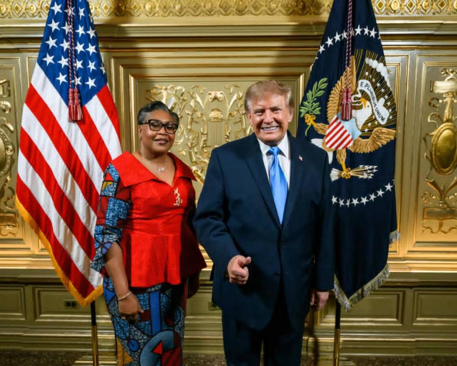 La Première ministre de la RDC, Judith Suminwa Tuluka, aux côtés du président des États-Unis, Donald Trump, lors du dîner offert par le chef de l’État américain aux dirigeants présents à New York, en marge de la 81ᵉ session de l’Assemblée générale des Nations Unies.