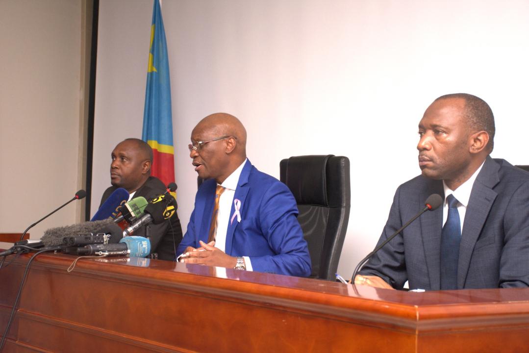 Le ministre de la Santé publique, Hygiène et Prévoyance sociale, Dr Roger Samuel Kamba, entouré du directeur général de l’Institut national de santé publique (INSP), Dr Dieudonné Mwamba Kazadi, et du professeur Steve Ahuka, Incident Manager de la riposte contre Ebola, lors du point de presse consacré à l’évolution de l’épidémie.