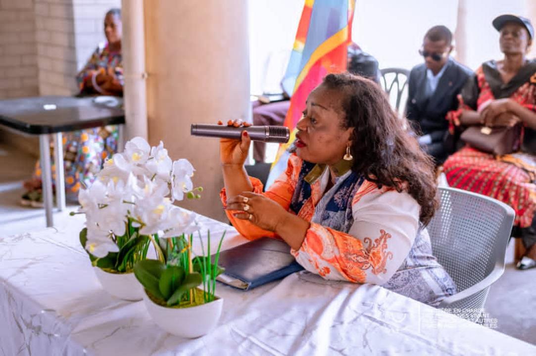 La ministre déléguée Irène Esambo Diata échange avec des personnes vivant avec handicap et autres personnes vulnérables lors d’une rencontre consacrée à l’emploi et à leur participation au dialogue national, samedi 3 octobre à Kinshasa.