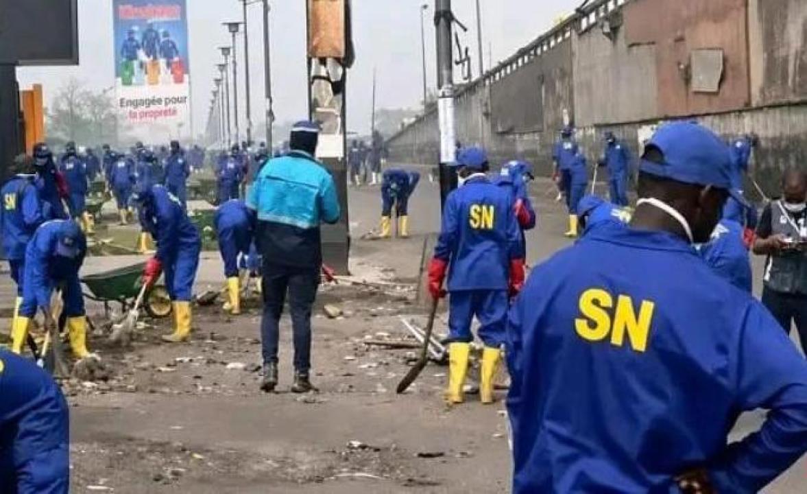 Les jeunes bâtisseurs du Service national assainissant le Boulevard Lumumba sur le tronçon marche de la liberté à Kinshasa