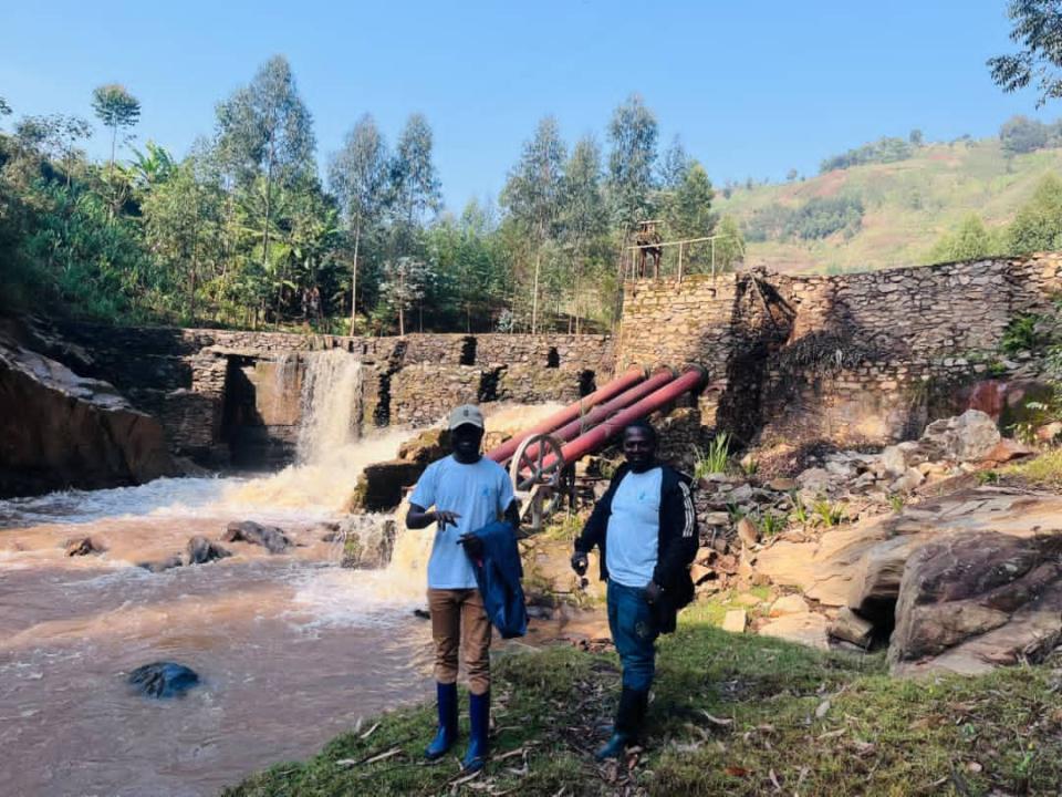 Photo Amos Mutali au bord de la rivière talihya