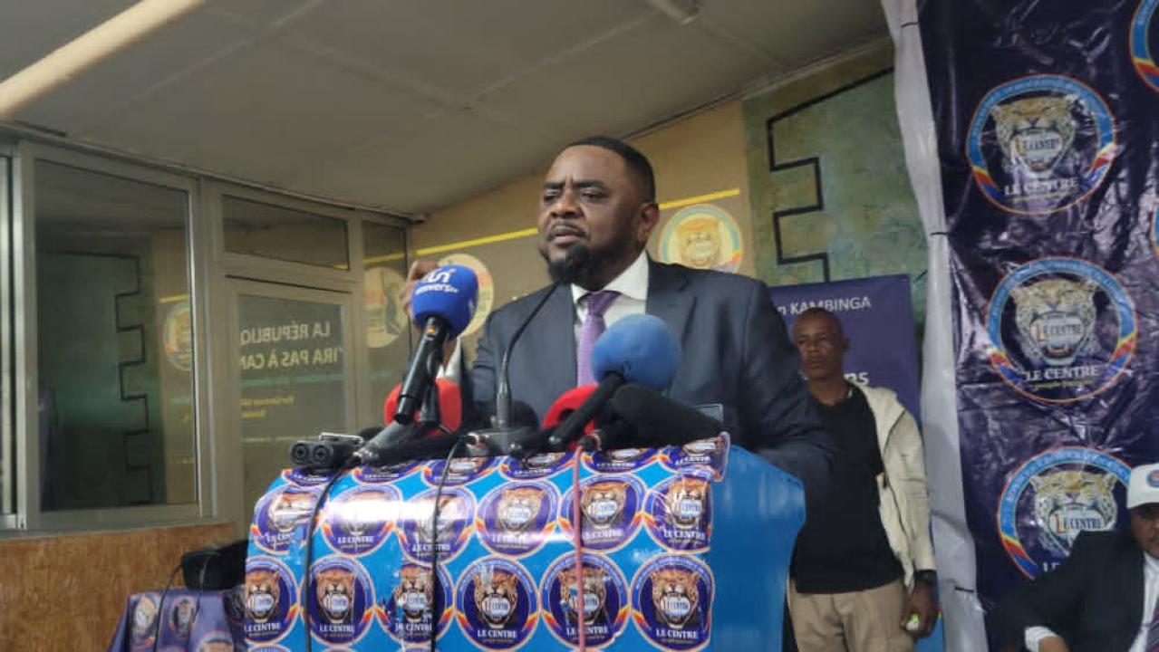 Germain Kambinga, président du parti Le Centre, prononce son discours lors de la 10e Université d’Octobre, organisée ce lundi 5 octobre 2026 au Centre Nganda, à Kinshasa.