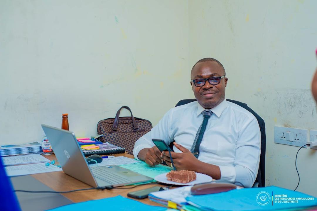 Yves Mbumba Ndaka, nouveau directeur général de l’Autorité de régulation du service public de l’eau (ARSPE), dans son bureau.