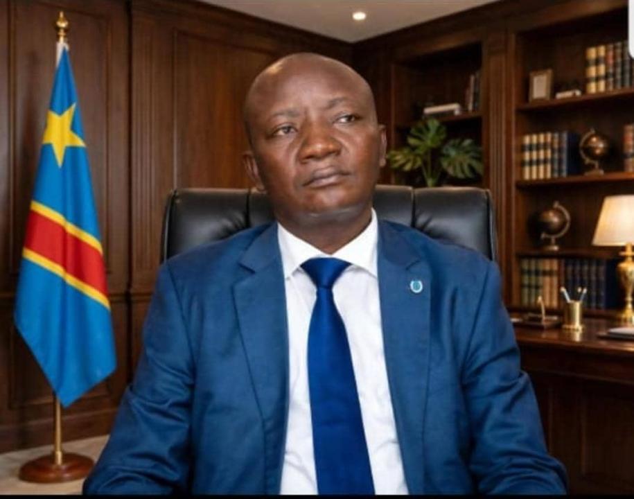 Fernandez Murhola, expert en planification du développement, dans son bureau.