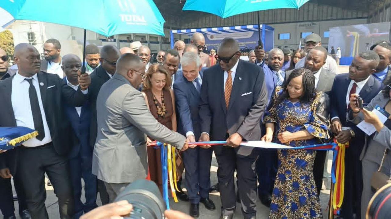 Le Ministre des Mines, Louis-Watum KABAMBA coupant le ruban pour le lancement officiel de la nouvelle campagne de levée géophysique aéroportée à l'aéroport de Ndolo à Kinshasa