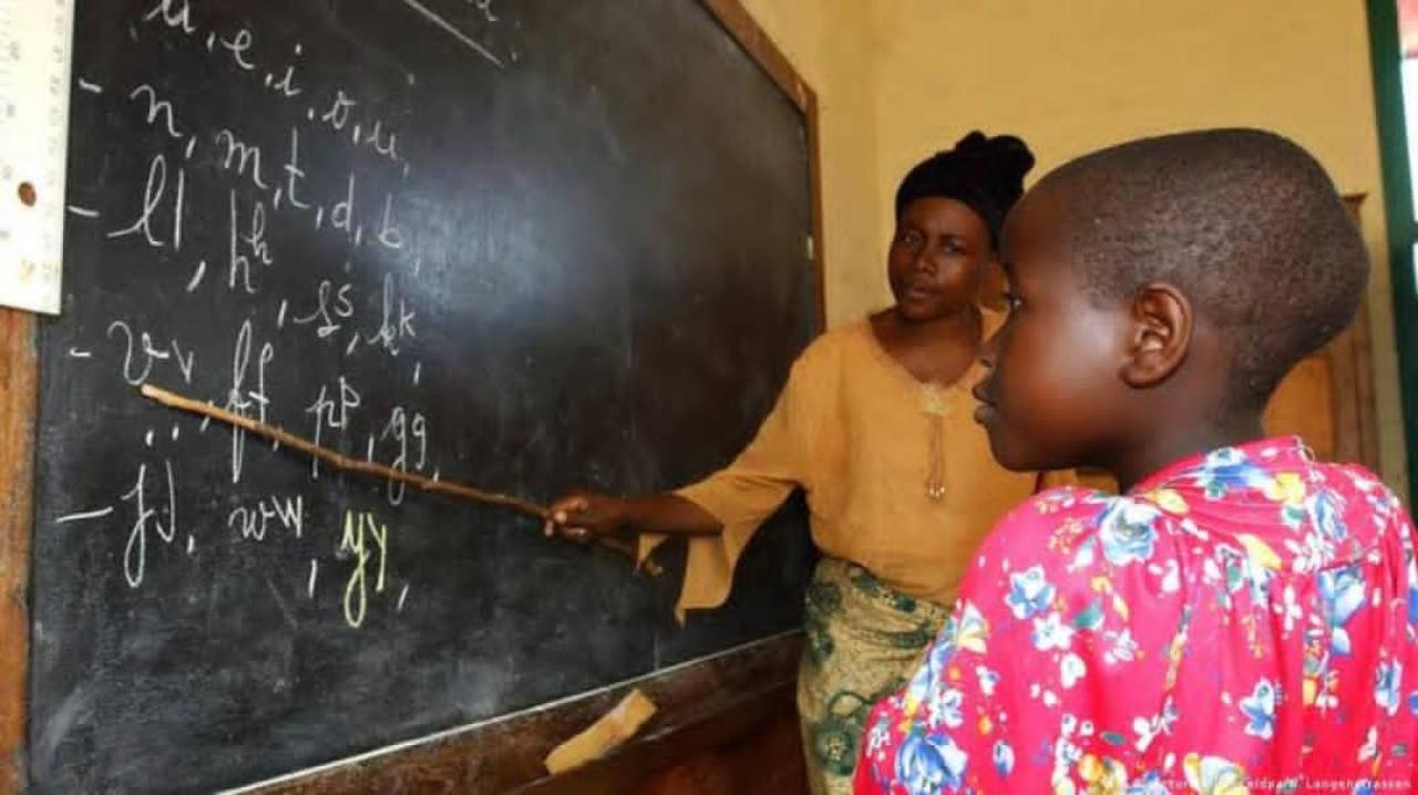 Une enseignante congolaise dispensant un cours.