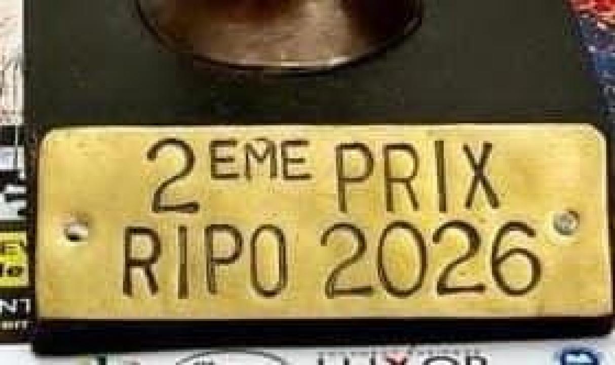 La plaque du 2ᵉ Prix remporté par l’artiste congolais Baba Tshikama lors de la Rencontre internationale des peintures de Ouagadougou (RIPO) 2026.