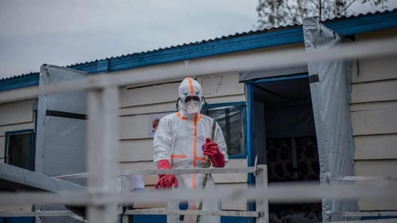 Un agent de santé en équipement de protection lors d’une intervention dans le cadre de la riposte contre Ébola.