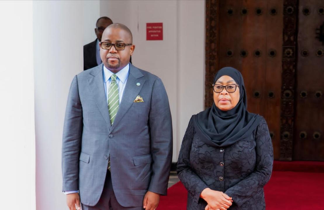 Le ministre de l’Intégration régionale de la République démocratique du Congo, Floribert Anzuluni, et la présidente tanzanienne Samia Suluhu Hassan