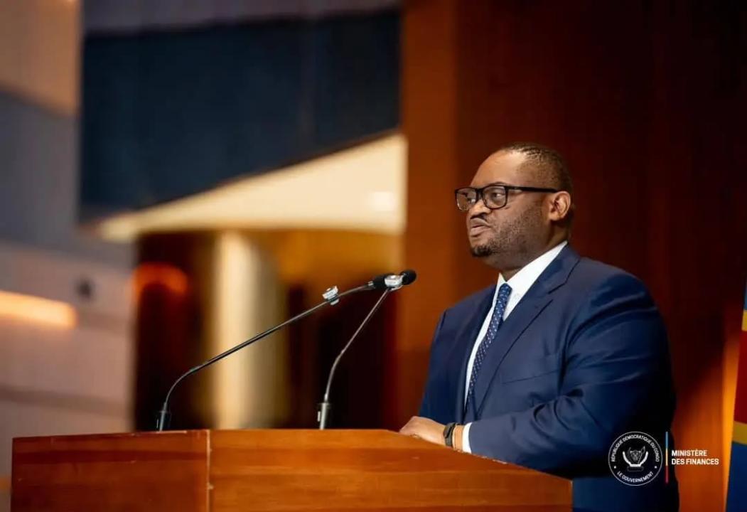 Le ministre des Finances, Doudou Fwamba Likunde Li-Botayi, prononce son mot lors de la cérémonie de signature du mémorandum d’investissement relatif au projet d’interconnexion électrique Kolwezi–Kalumbila, à Kinshasa.