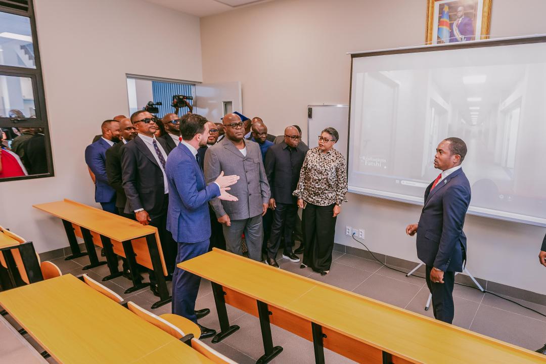 Le président de la République Félix-Antoine Tshisekedi Tshilombo et la Première Ministre visitent l’une des salles du nouveau bâtiment  de l’UPN.